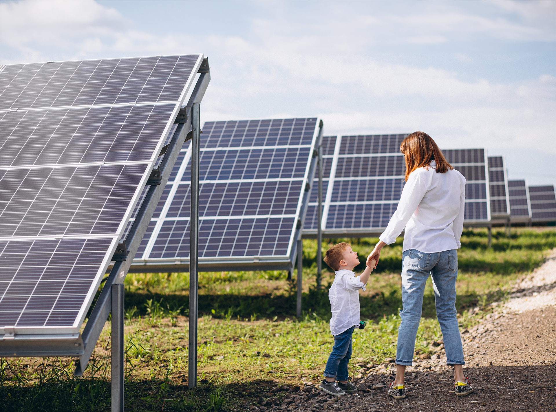 Mutter mit Kind vor Solar Paneele